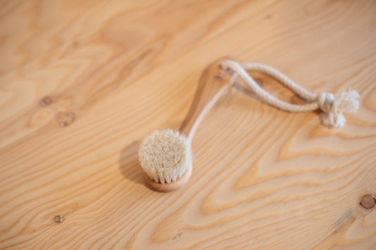 Brosse à visage avec manche en bois