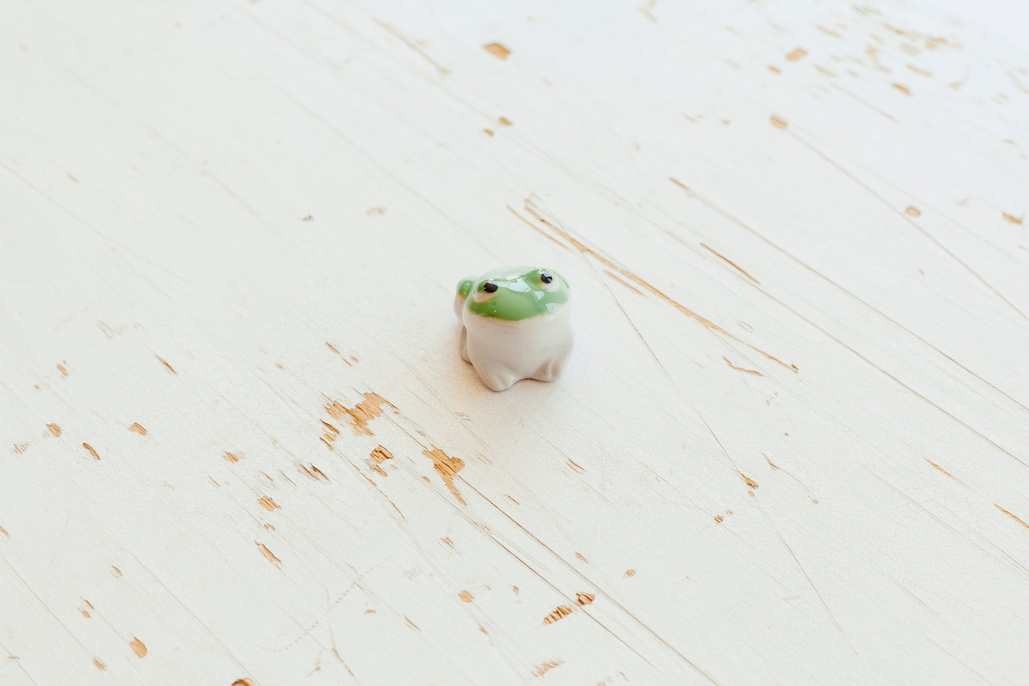 Petite grenouille flottante en céramique