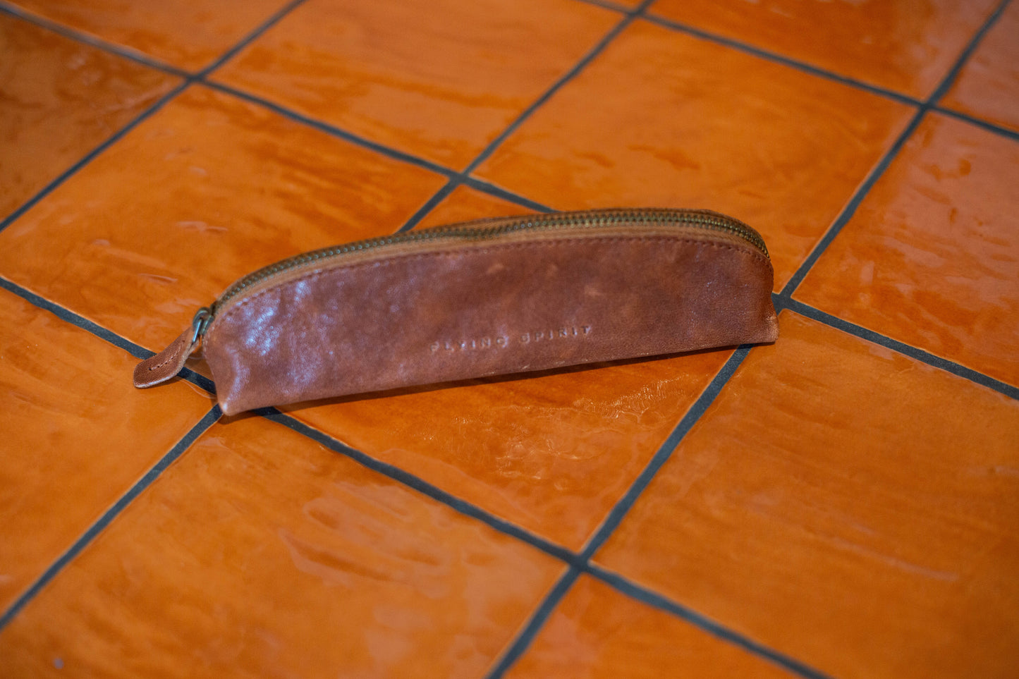 Trousse triangulaire en cuir cognac