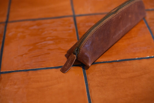 Trousse triangulaire en cuir cognac