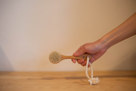 Brosse à visage avec manche en bois