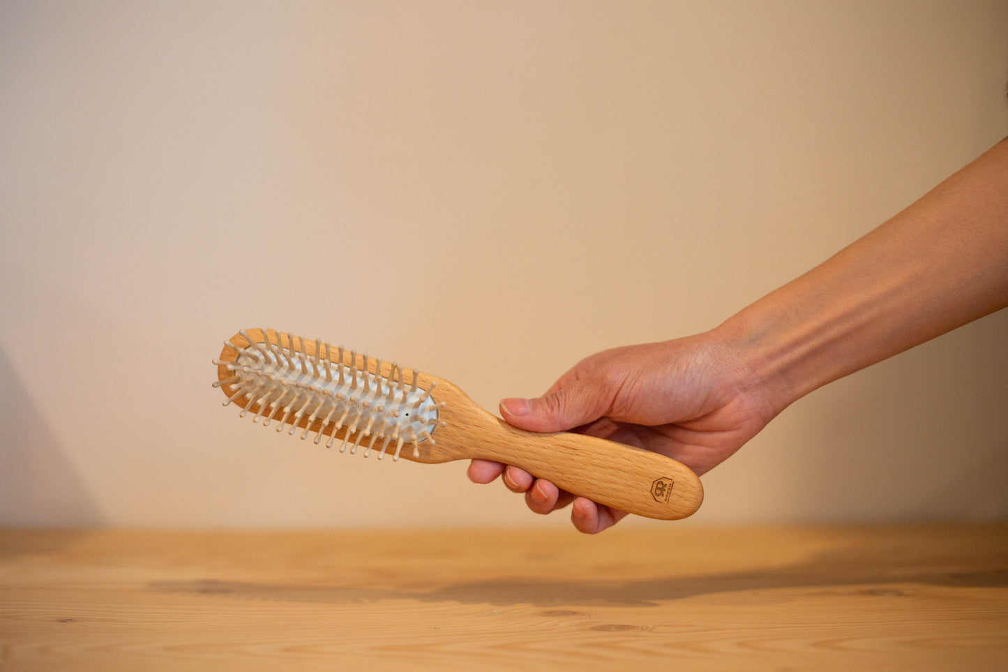 Brosse à cheveux en bois rectangulaire étroite