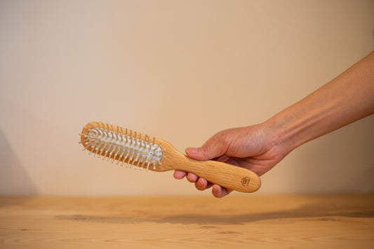 Brosse à cheveux en bois rectangulaire étroite