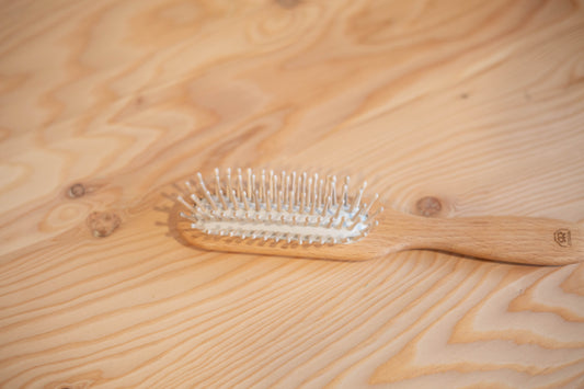 Brosse à cheveux en bois rectangulaire étroite