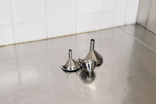 Trio de petits entonnoirs en inox