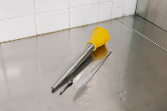 Ensemble poire à jus, aiguille et brosse