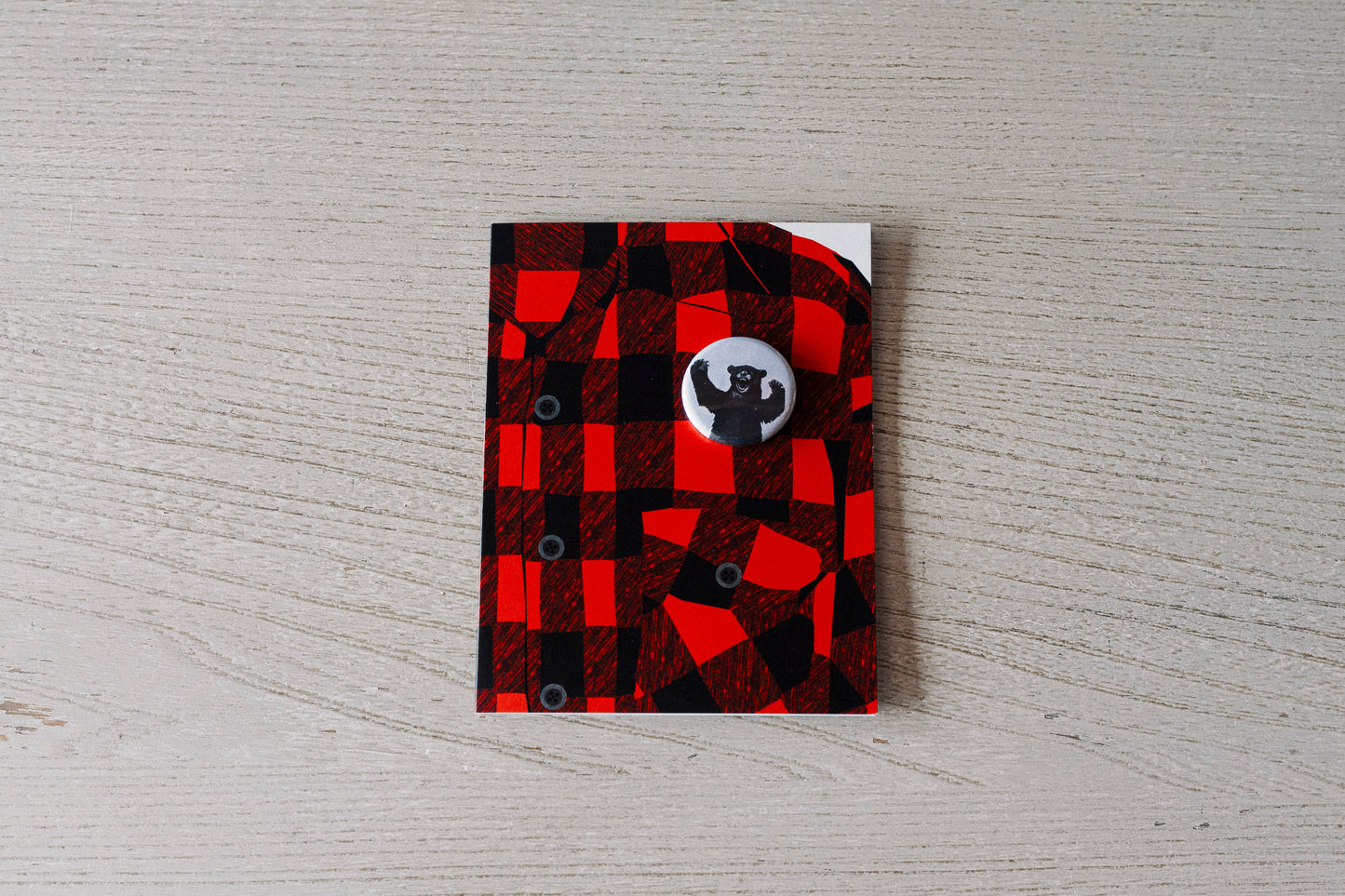 carte avec épingle chemise à carreaux