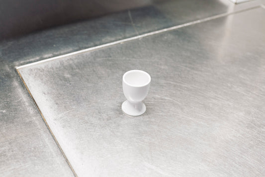 Coquetier en porcelaine blanche