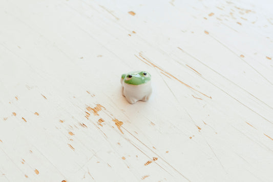 Petite grenouille flottante en céramique