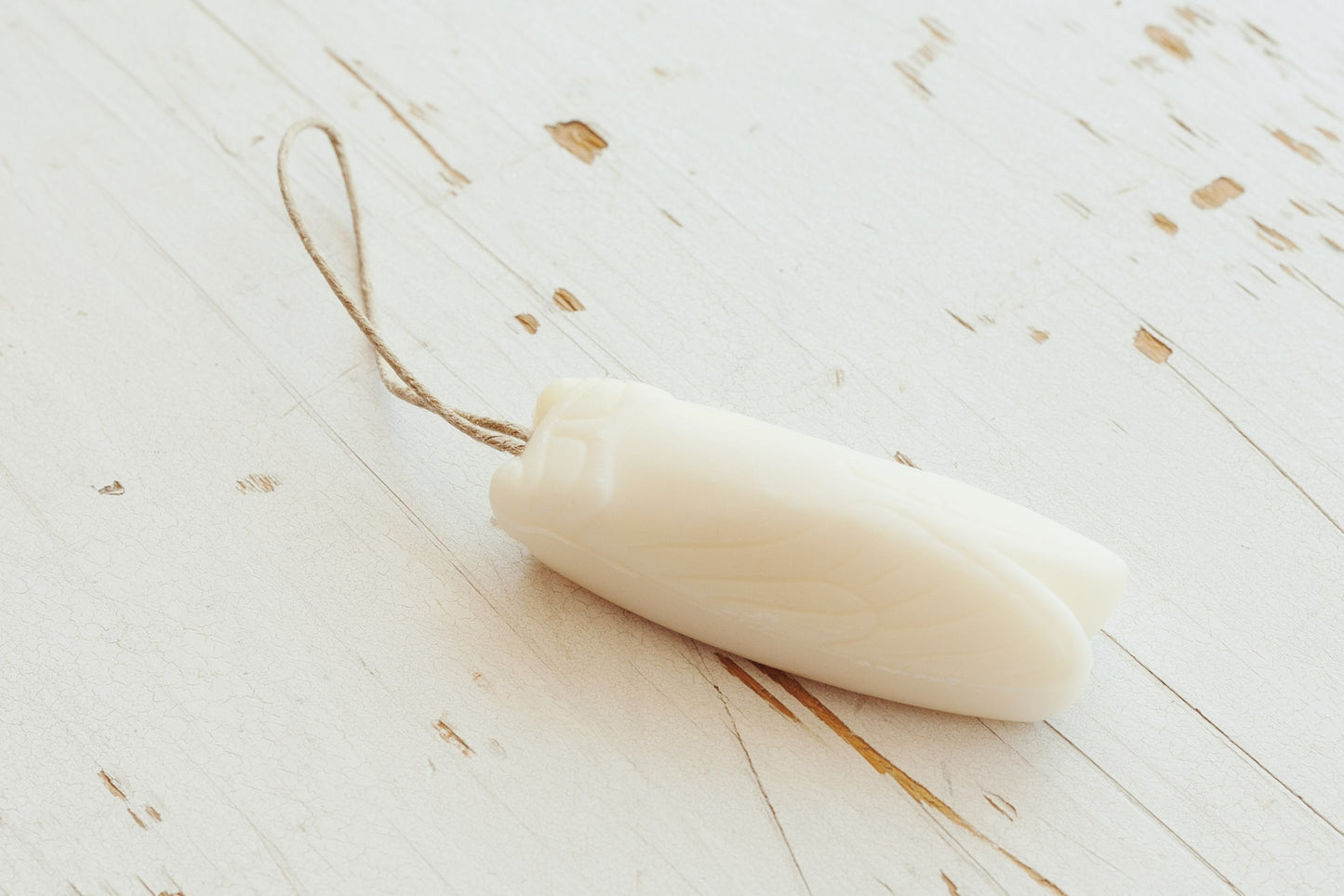 Savon Marseille cigale sur corde chèvrefeuille